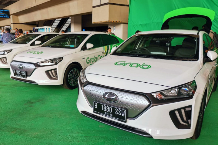 GrabCar Operasikan Taksi Listrik Hyundai Ioniq di Bandara
