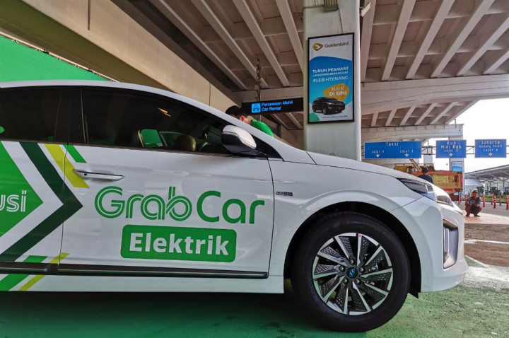 Mau Naik GrabCar Electric dari Bandara?