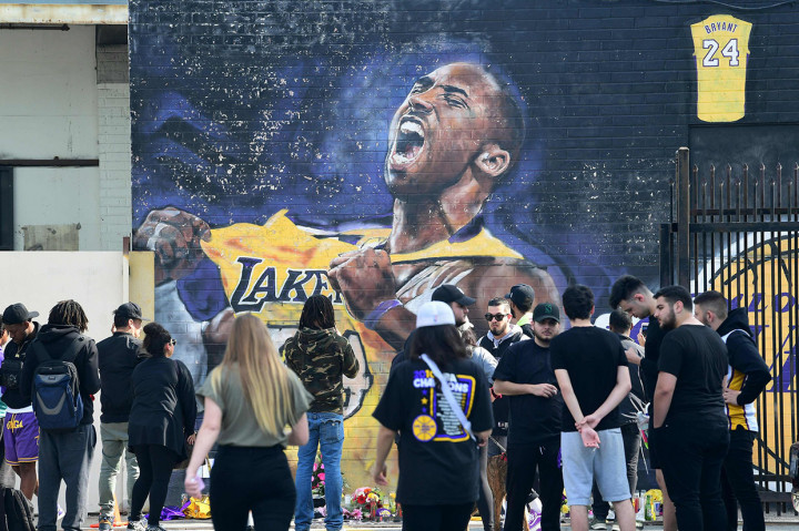 Hormati Kobe Bryant, Penggemar Basket Berkumpul di Staples Center