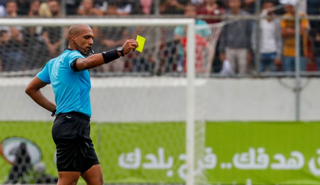 Wasit asal Oman, Ahmed al-Kaf. (Foto: AFP/Ahmad Gharabli)