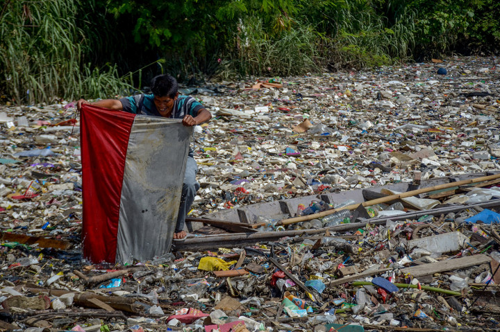 Sampah Tutupi Sungai Citepus Bandung