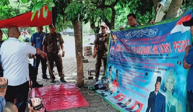 Spanduk Kerajaan Muncul di Kota Tangerang
