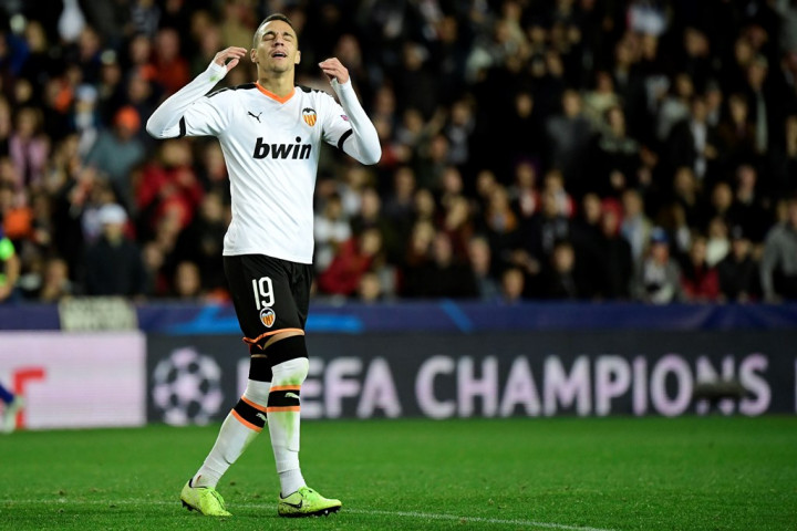 Barcelona Bidik Striker Valencia untuk Gantikan Suarez