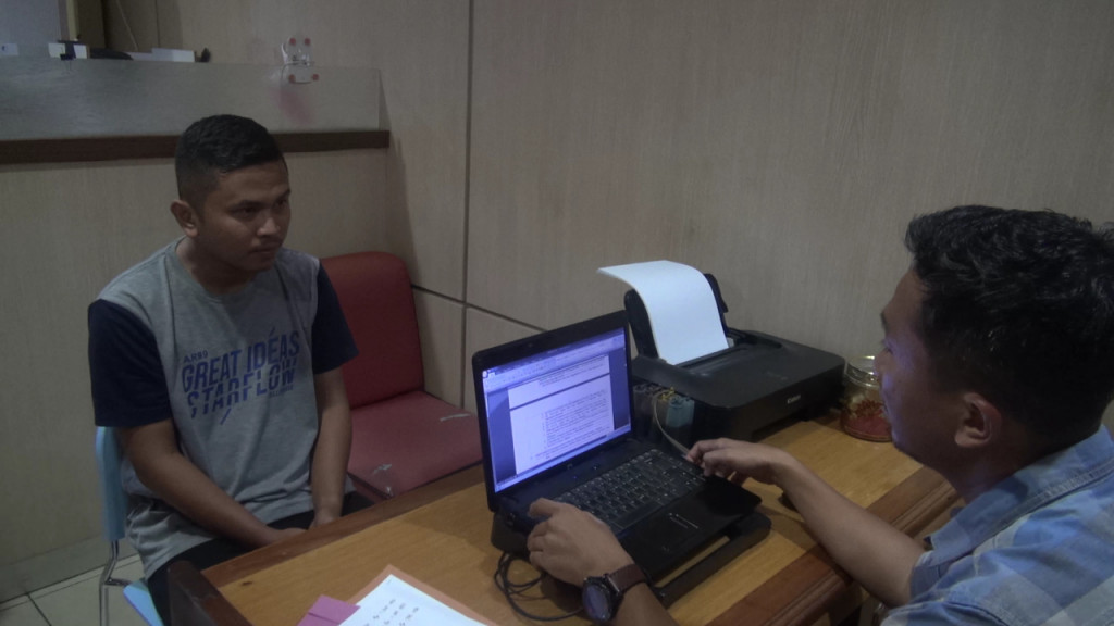 Caption, Penipu berkedok PNS, Nasrullah alias Ulla, saat diperiksa oleh Penyidik di Mapolrestabes Makassar, Sulawesi Selatan, Selasa 28 Januari 2020. Medcom.id/Muhammad Syawaluddin. 