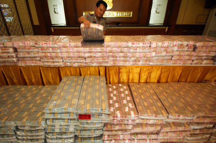 Penampakan Tumpukan Uang Miliaran Rupiah Barang Bukti Kasus Memiles