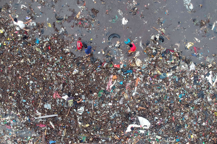 Sampah Penuhi Pantai Muaro Lasak Padang