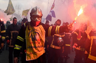 Petugas Pemadam Kebakaran dan Polisi Bentrok di Paris