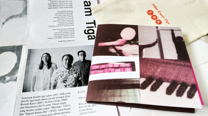 Unboxing Album Baru Efek Rumah Kaca, Jalan Enam Tiga