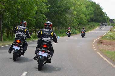 Arah Pandangan Kunci Berkendara Aman untuk Bikers