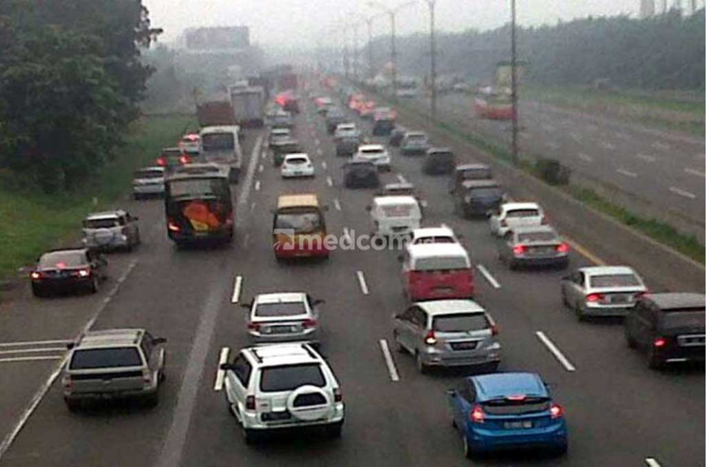 Pastikan tidak ada kendaraan di depan saat menyalip. Medcom.id/M. Bagus Rachmanto