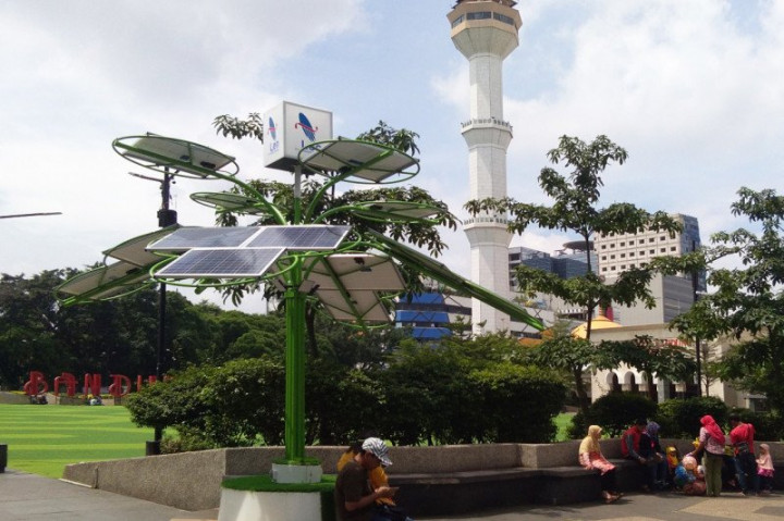 'Pohon' Solar Percantik Taman Alun-Alun Bandung