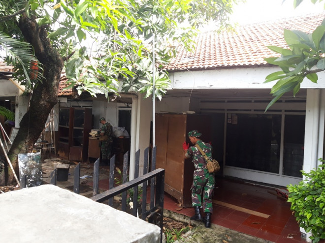 Pengosonan paksa rumah veteran TNI di Sumur Batu, Jakarta Timur. Foto: Medcom.id/Intan Yunelia