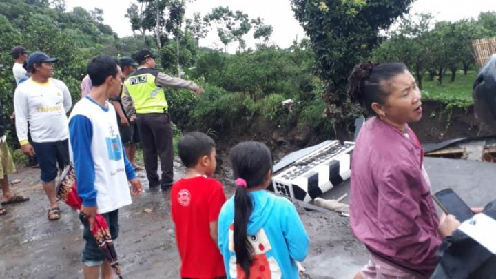 Jembatan Ambruk, Akses Dua Desa di Malang Putus