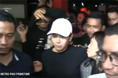 Nikita Mirzani Dijemput Paksa Polisi Dini Hari
