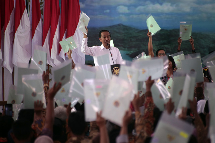 Jokowi Bagikan 2 Ribu Sertifikat Tanah di Kulon Progo