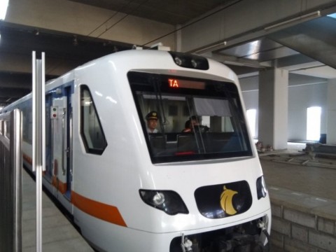 Porter Gratis untuk Penumpang di Stasiun BNI City