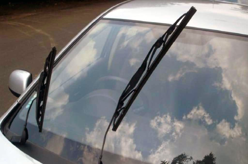 Penting untuk memperhatikan usia pakai wiper agar tak merusak kaca depan. Motorbeam