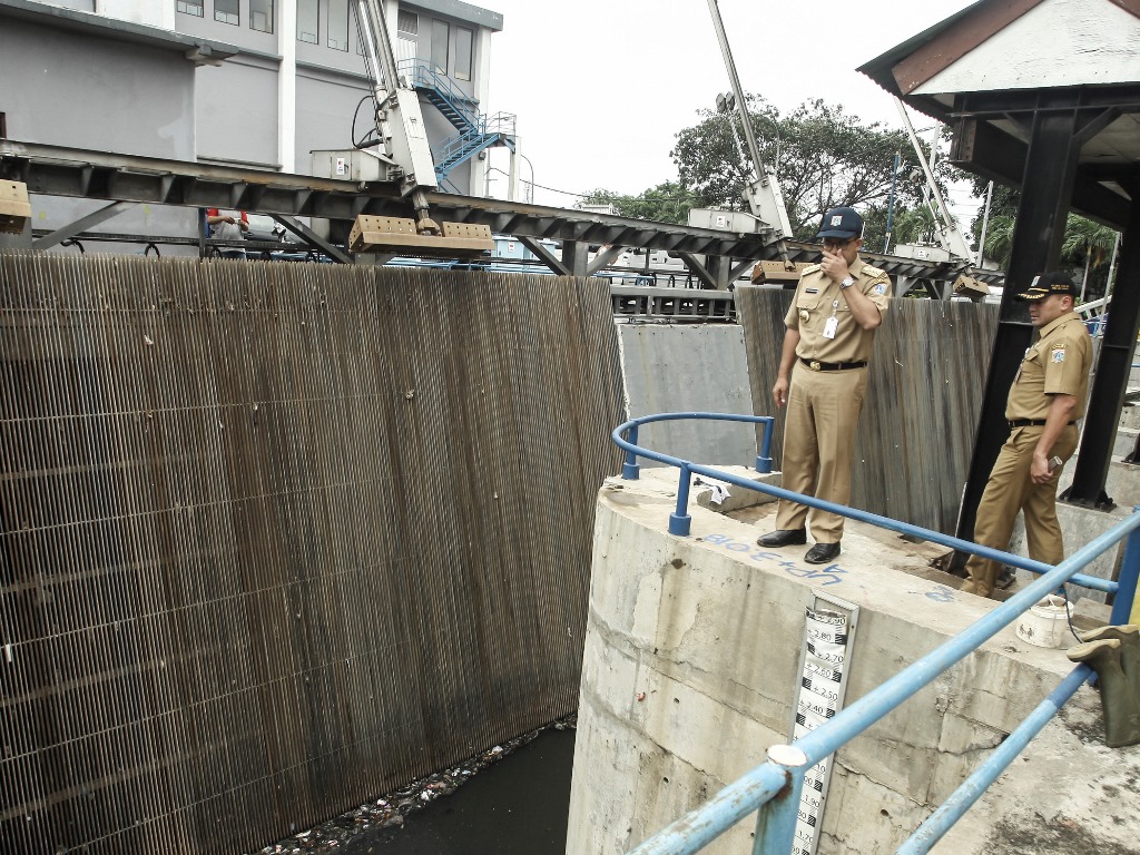 Gubernur DKI Jakarta Anies Baswedan (kiri) meninjau Pintu Air Pasar Ikan. Foto: Antara/Muhammad Adimaja.