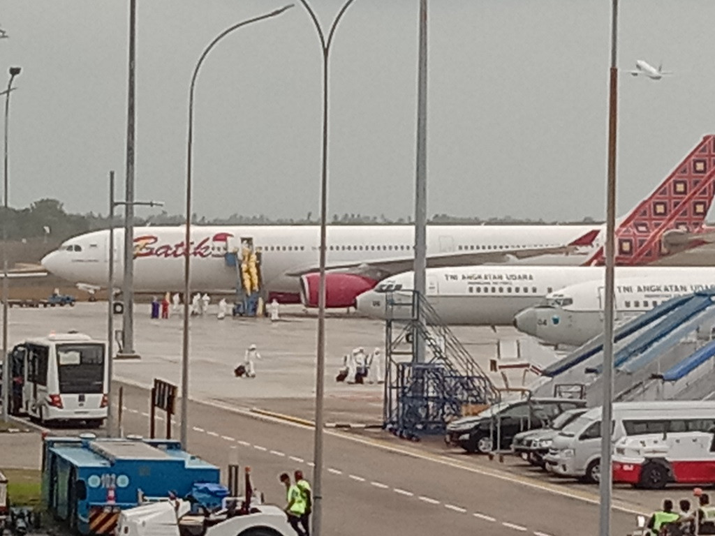 Pesawat yang membawa ratusan WNI dari Tiongkok tiba di Batam. Foto: Medcom.id/Anwar Sadat 