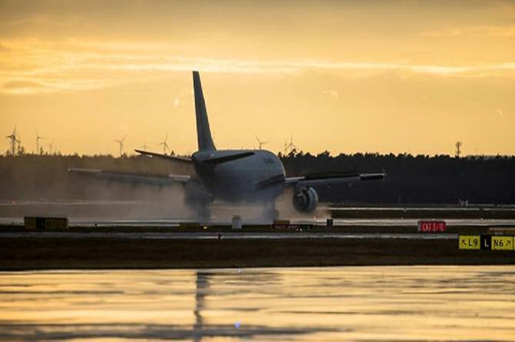 Pesawat pengangkut 100 warga.Jerman dan 24 warga negara lain dari Wuhan, Tiongkok, mendarat di bandara Frankfurt, Sabtu 1 Februari 2020 (Foto: AFP/Thomas Lohnes)