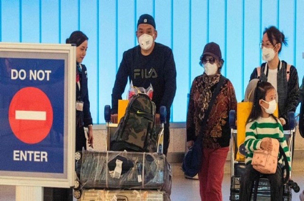 Sekelompok penumpang asal negara Asia mendarat di Bandara Los Angeles, California, AS, 29 Januari 2020. (Foto: AFP)