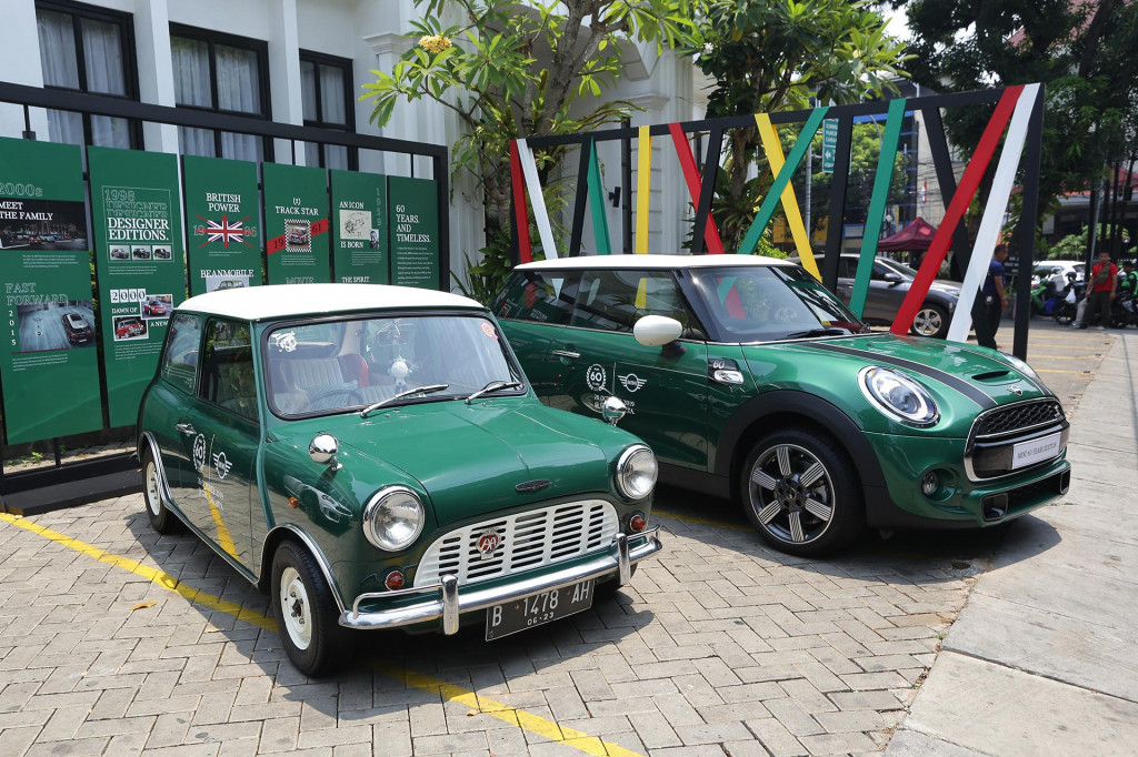 MINI tunda pengembangan generasi keempat model mobilnya. MINI
