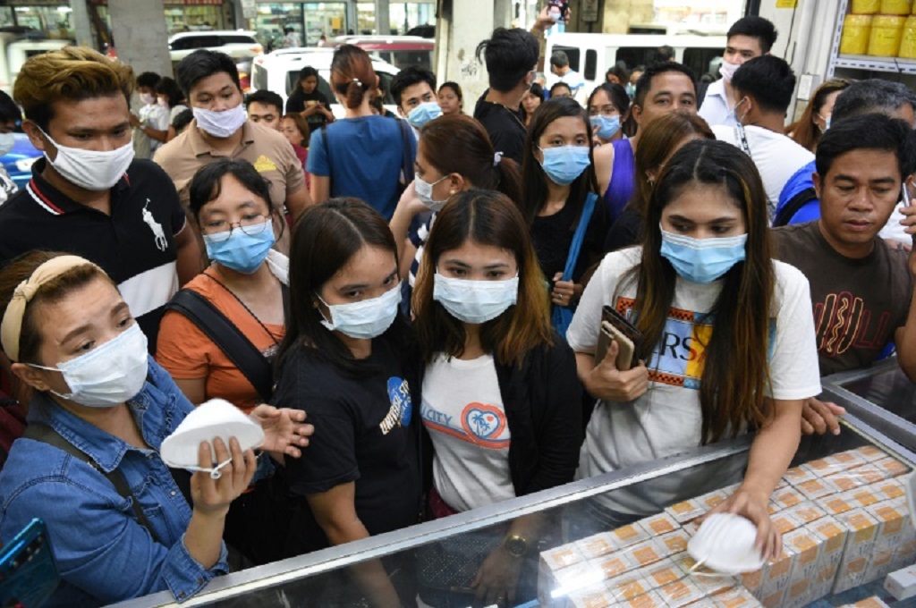 Warga Filipina beramai-ramai membeli masker medis dalam upaya mencegah terjangkit virus korona nCoV. (Foto: AFP / Ted ALJIBE)