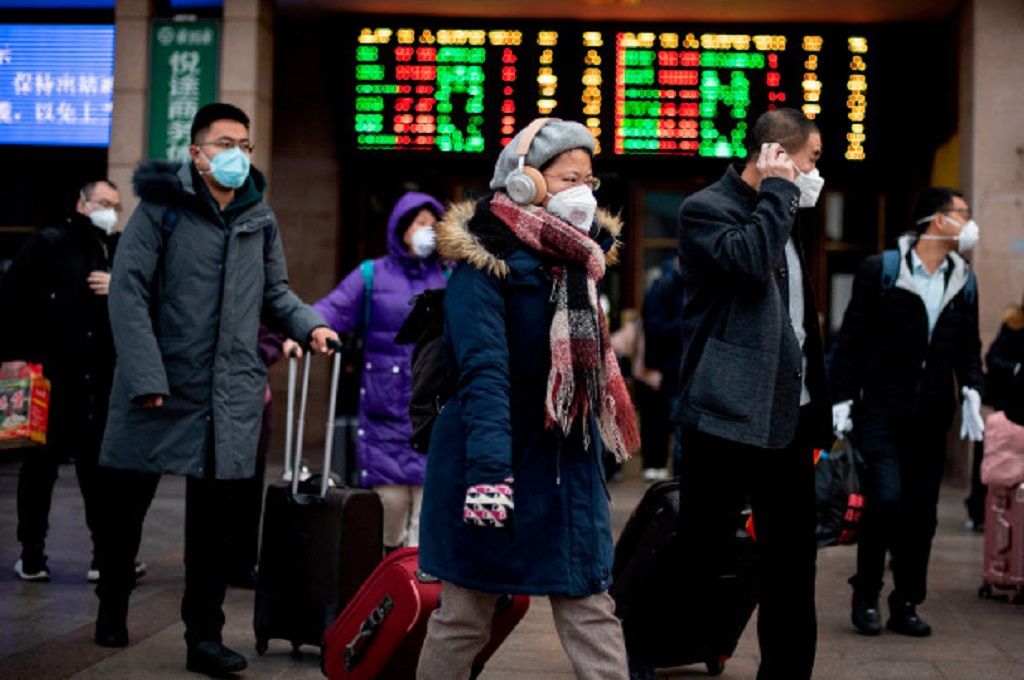 Calon penumpang pesawat menggunakan masker dalam upaya mencegah terjangkit virus korona nCoV. (Foto: AFP/Getty)