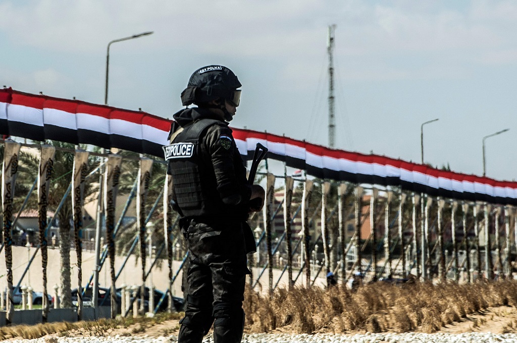 Seorang polisi bersiaga di kota el-Alamien, wilayah barat Alexandria, Mesir, 21 Oktober 2017. (Foto: AFP/KHALED DESOUKI)