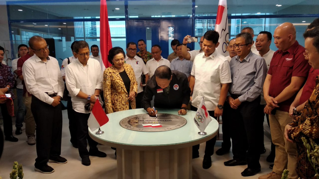 Menpora Zainudin Amali saat meresmikan salah satu ruangan baru di Kantor NOC Indonesia (Ist)