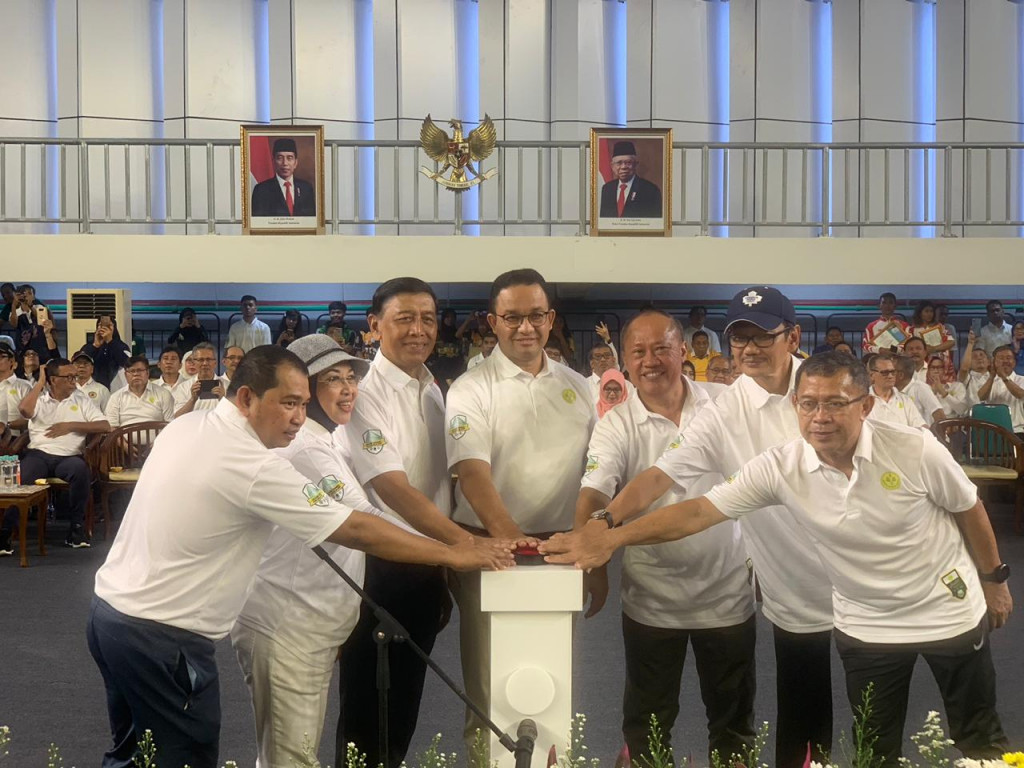 GUbernur DKI Jakarta Anies Baswedan (tengah) meresmikan GOR Universitas Negeri Jakarta (Ist)