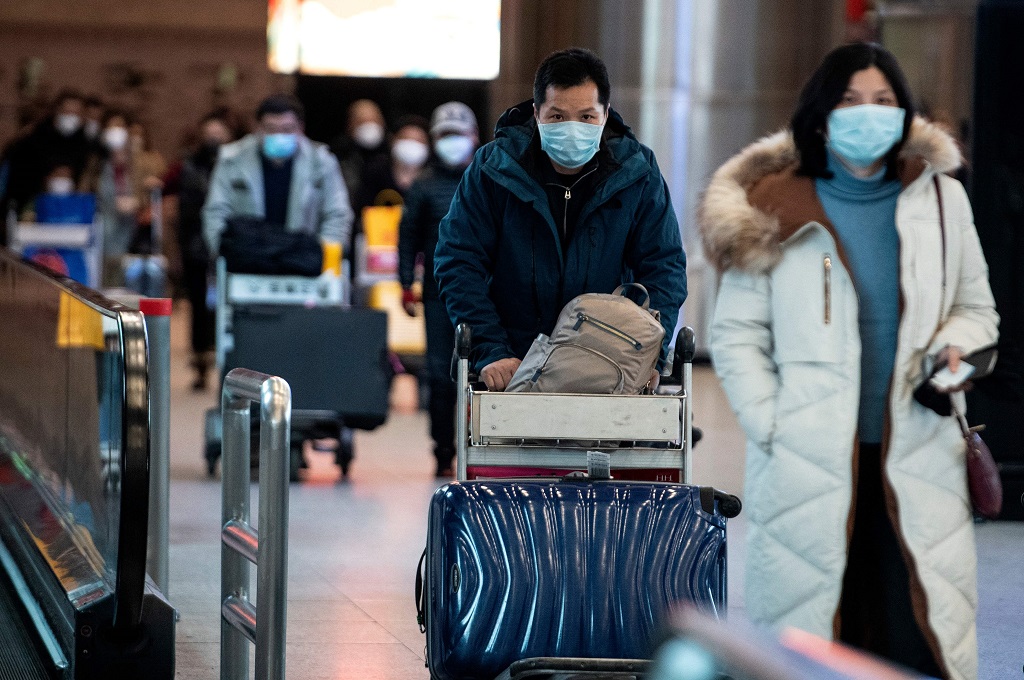 Penumpang pesawat mengenakan masker di bandara Beijing, Tiongkok, 2 Februari 2020. (Foto: AFP/NOEL CELIS)