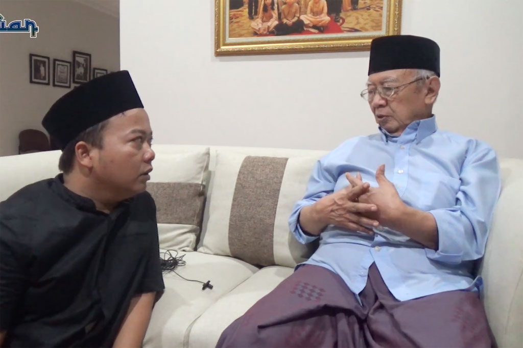 Jurnalis Medcom Sobih Adnan mewawancarai Gus Sholah (Foto: Medcom.id)