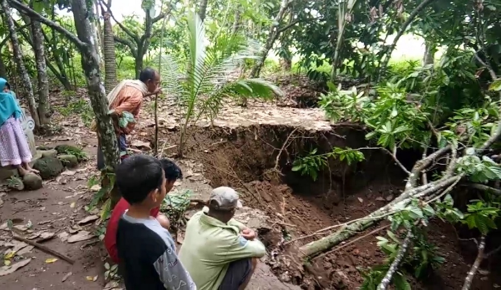 Empat Lubang  Muncul Akibat Tanah Ambles di Maros Medcom id