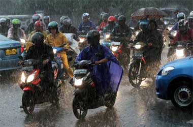 Bikers Jangan Sembarang Menerobos Genangan Air