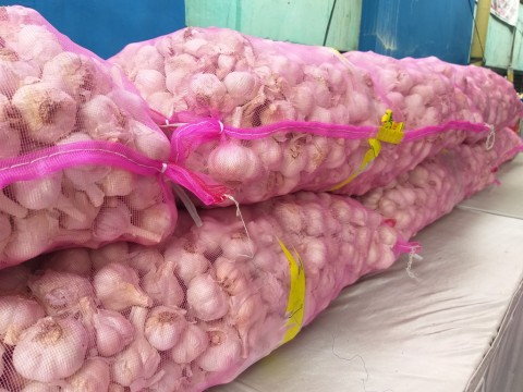 Kadin gelar bazar bawang putih. (FOTO: Medcom.id/Eko Nordiansyah)