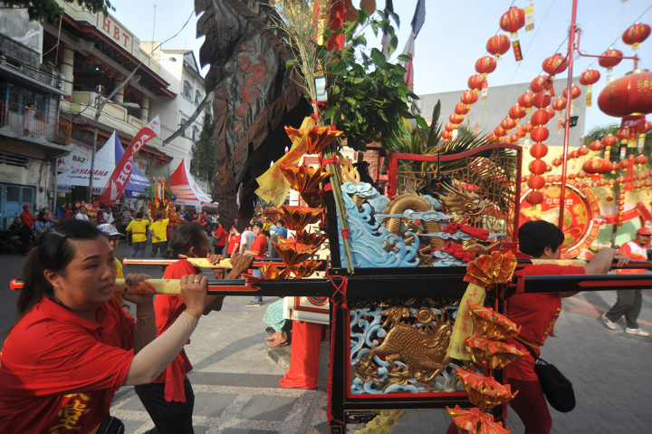 Ratusan Orang Ramaikan Arak-arakan Kio di Padang
