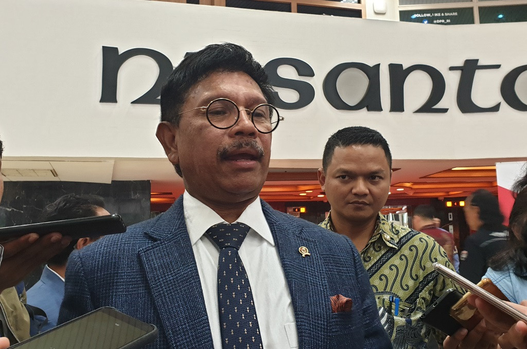 Menkominfo meneruskan dan mendiskusikan surat presiden terkait RUU PDP kepada DPR RI.