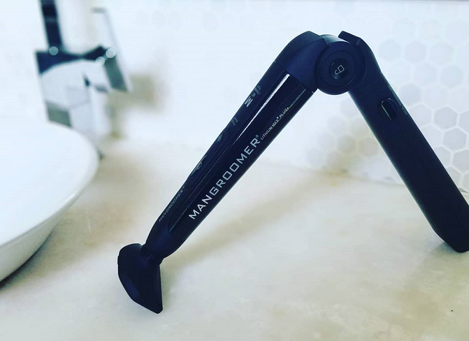 Baik pria maupun wanita dapat menggunakan alat cukur tanpa kabel dengan sisir kepala listrik yang rata untuk mencukur rambut.  (Foto: Dok. @mangroomer)
