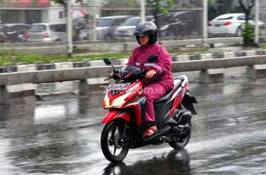 Perlengkapan Wajib Biker yang Ingin Menerobos Hujan
