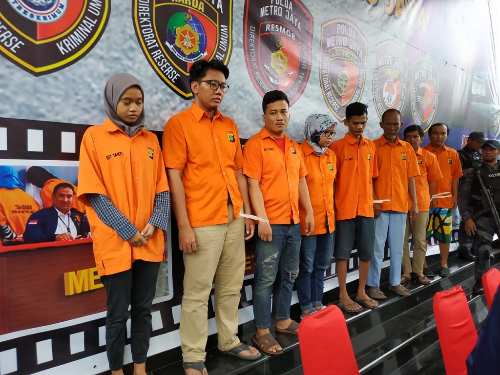 Polisi menangkap delapan orang pembobol rekening Ilham Bintang. Foto: Medcom.id/Siti Yona Hukmana 