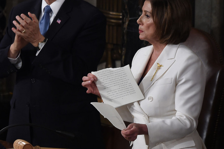 Saat Ketua DPR AS Robek Naskah Pidato Trump