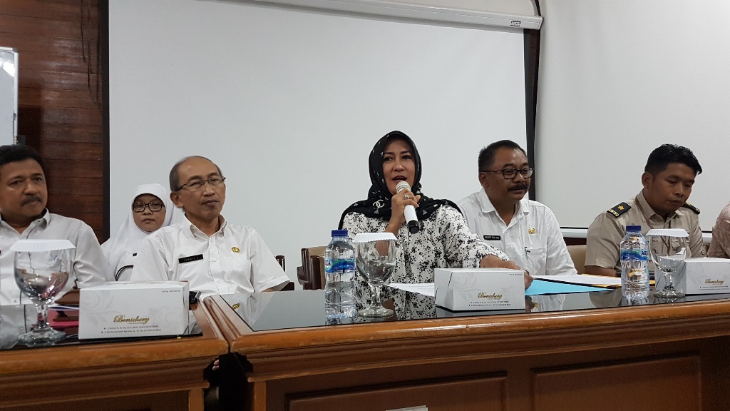 Kepala Dinas Kesehatan Kabupaten Cirebon, Eni Suhaeni (tengah). (Foto: Medcom.id/Rofahan)