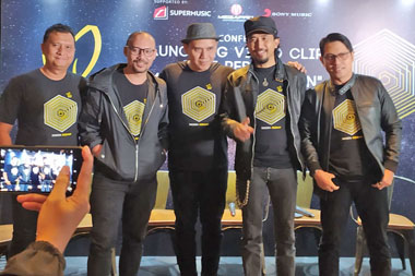 Nilai Filosofis Lagu Menanti Keajaiban bagi Fadly 