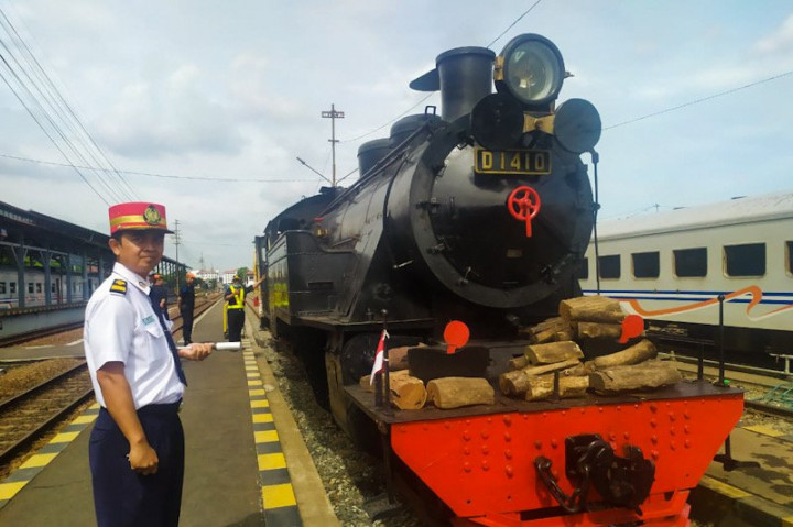 Lokomotif Uap Buatan 1921 Kembali ke Rel