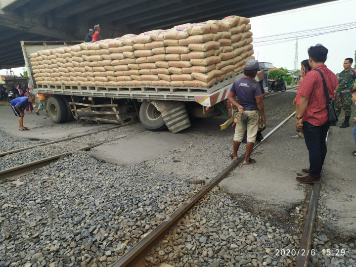 Truk Semen Bermasalah Hambat Kereta di Cirebon