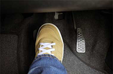 Pahami Teknik Pengereman Mobil yang Benar dan Aman