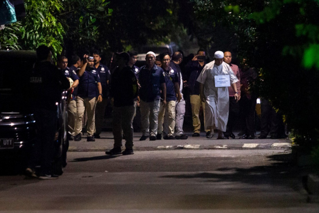 Petugas melakukan rekonstruksi kasus penyiraman air keras terhadap penyidik KPK Novel Baswedan. Foto: ANT/Dhemas Reviyanto