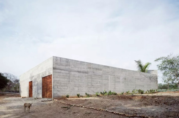 Rumah Beton yang Menyerupai Benteng