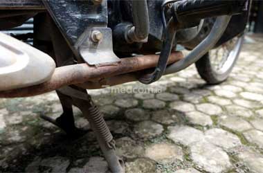 Malas Cuci Motor di Musim Hujan? Ini Akibatnya